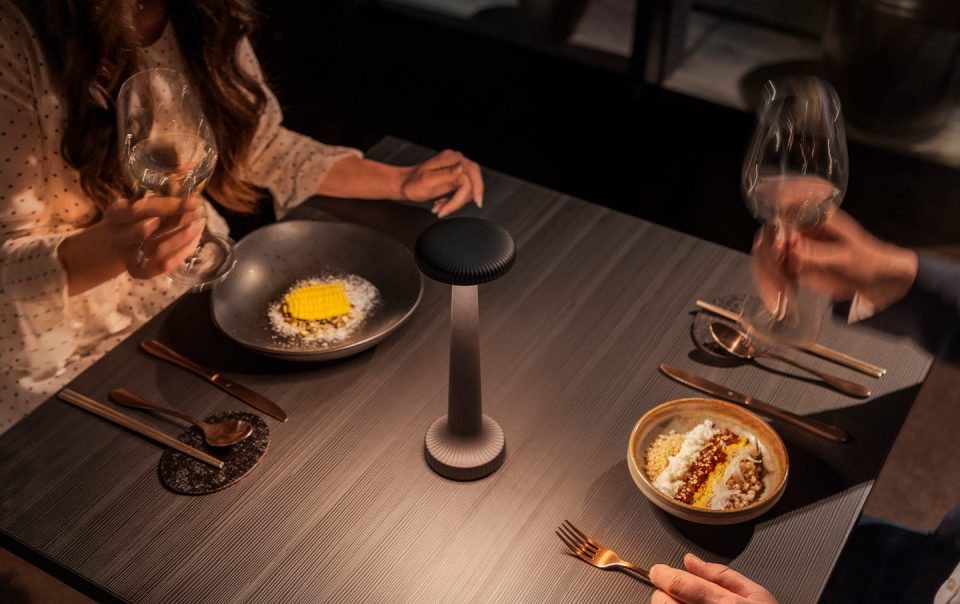 Lampe de table sans fil tall poppy by Neoz chez Carre Lighting