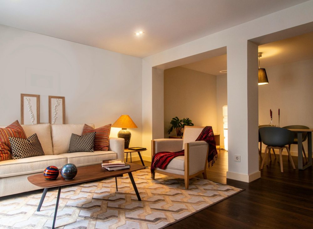 Salon contemporain avec éclairage chaleureux et ambiance douce