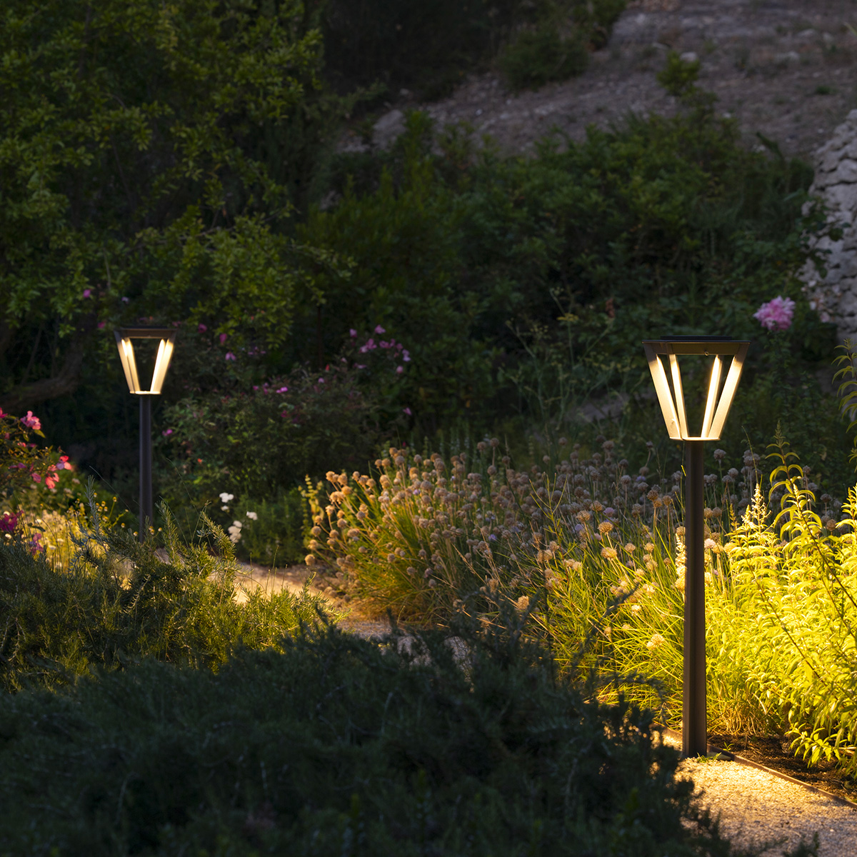 BORNE SOLAIRE ET RECHARGEABLE LES JARDINS METRO